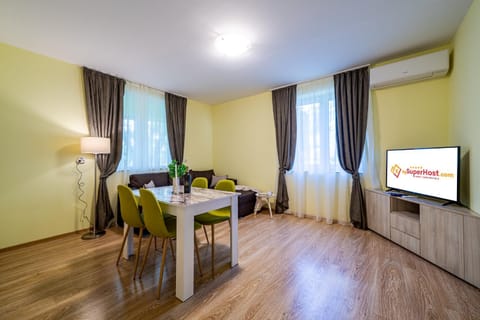 Communal lounge/ TV room, TV and multimedia, Dining area, air conditioner