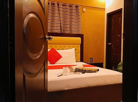 Bed, Photo of the whole room, Bedroom, towels, wardrobe