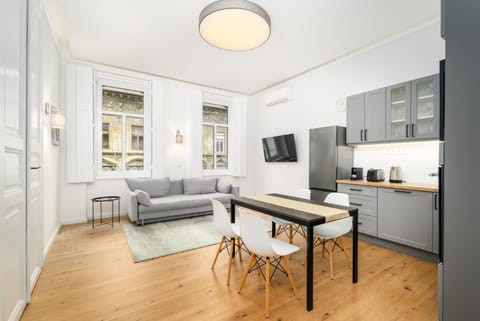 Kitchen or kitchenette, Seating area, Dining area