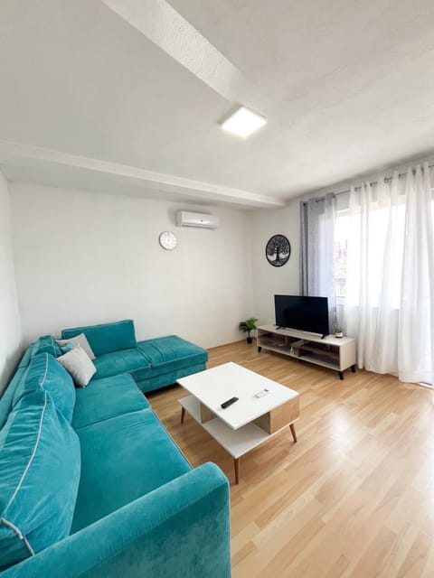 Communal lounge/ TV room, TV and multimedia, Living room, Seating area, Evening entertainment, air conditioner