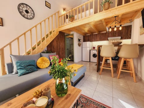 Kitchen or kitchenette, Living room, Seating area, Dining area, pet friendly, stove