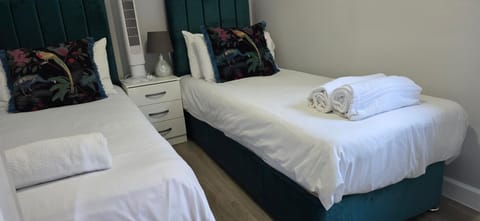 Bed, Bedroom, towels