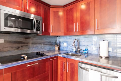 Four Paddle Condominium 2210 Thirty plus night rental Apartment in Honolulu