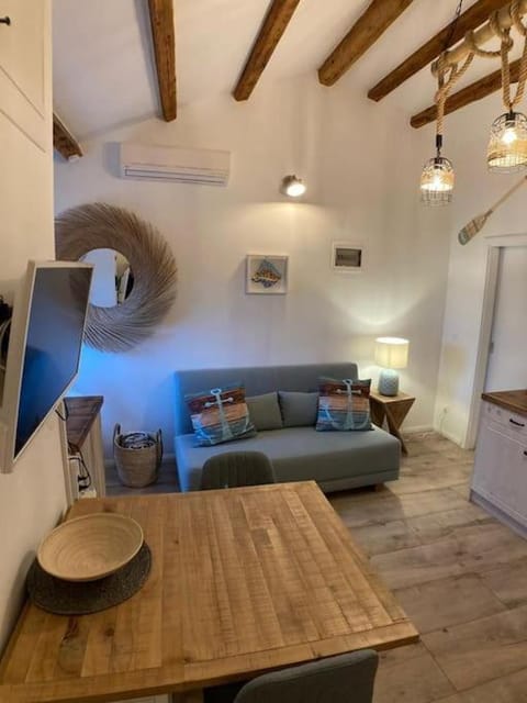 TV and multimedia, Living room, Seating area, air conditioner
