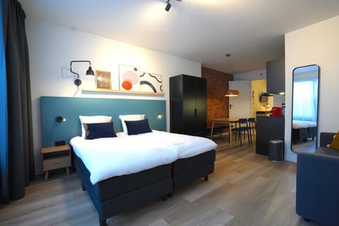 Kitchen or kitchenette, Dining area, Bedroom