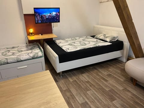 Bed, TV and multimedia, Bedroom