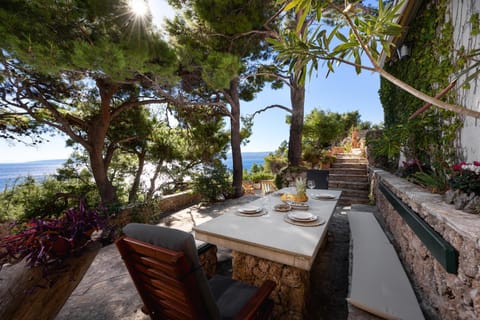 Natural landscape, View (from property/room), Balcony/Terrace, Dining area, Sea view