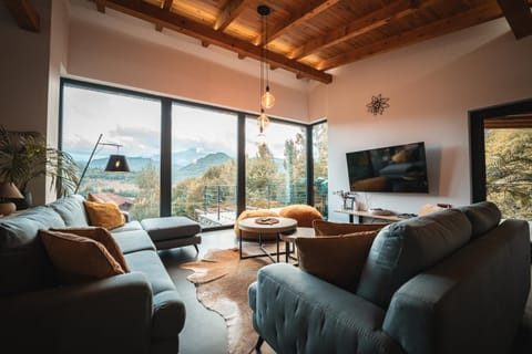 Communal lounge/ TV room, Natural landscape, TV and multimedia, Living room, Seating area, Mountain view