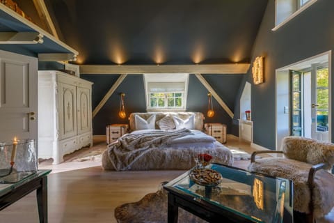 Bed, Living room, Photo of the whole room, Seating area, Bedroom, wardrobe
