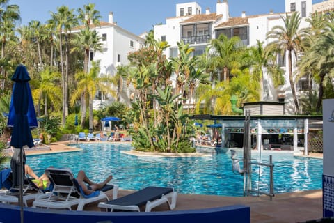Property building, Day, Garden, Garden view, Pool view, Swimming pool, Swimming pool, sunbed