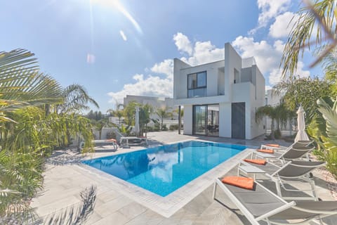 Property building, Day, Garden, Swimming pool, sunbed