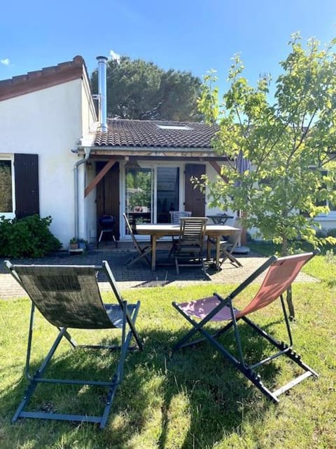 Property building, Patio, Day, Garden, Dining area, sunbed