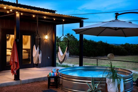 Container Haus, Hot Tub, Cowboy Pool, Pet Friendly! House in Fredericksburg