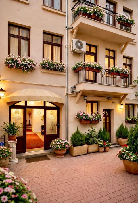 Property building, Spring, Day, Garden, Balcony/Terrace