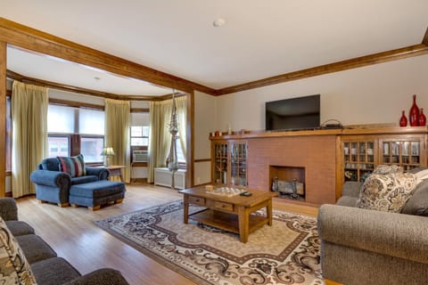 Lovely Near Loyola - Enjoy the Wonderful Outdoor Space and Sun Room - Room for the Whole Crew apts Apartment in Rogers Park