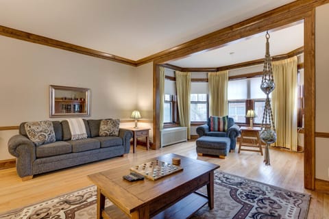 Lovely Near Loyola - Enjoy the Wonderful Outdoor Space and Sun Room - Room for the Whole Crew apts Apartment in Rogers Park