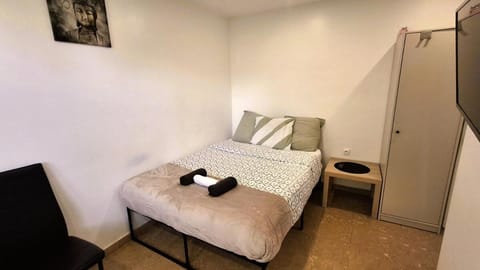 Bed, TV and multimedia, wardrobe