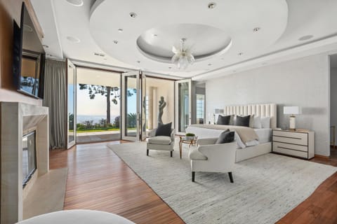 Bed, TV and multimedia, Photo of the whole room, Seating area, Bedroom