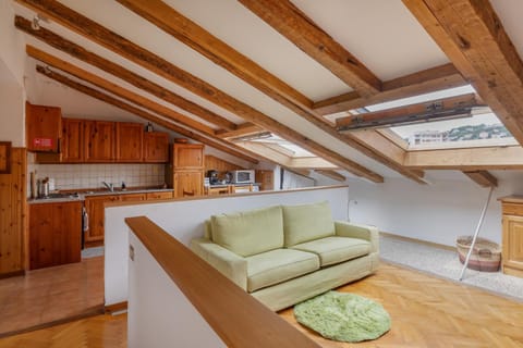 Property building, Kitchen or kitchenette, Living room, Seating area, minibar, pet friendly, stove