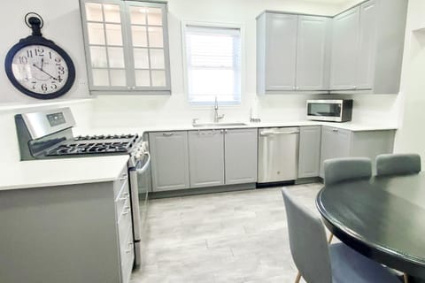 Kitchen or kitchenette, Dining area, dishwasher, minibar, pet friendly, stove