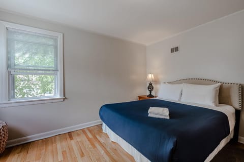 Enjoy Evanston! Slow Down After a Busy Day Sight Seeing - Walking Distance from Public Transportation apts Apartment in Evanston