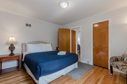 Enjoy Evanston! Slow Down After a Busy Day Sight Seeing - Walking Distance from Public Transportation apts Apartment in Evanston