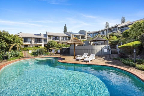 Property building, Garden view, Pool view, Swimming pool, Swimming pool, sunbed