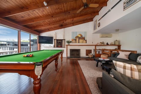 Billiard, Billiard, TV and multimedia, Living room, Seating area