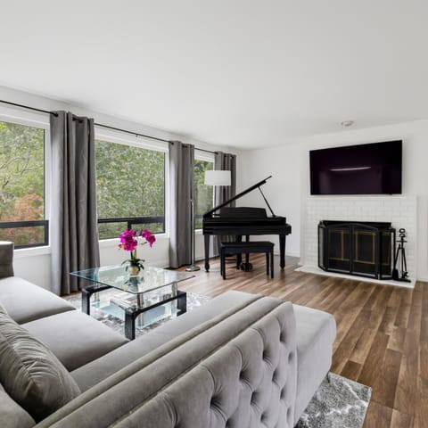 Communal lounge/ TV room, TV and multimedia, Living room, Evening entertainment