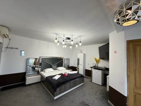 The Royal Fame - Modern Studio with Balcony & Panoramic View Apartment in Craiova
