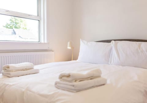 Bright & Airy 2BD - 10 mins walk to Chelt Centre! House in Cheltenham