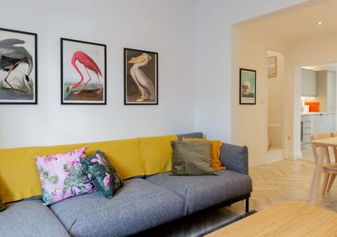 Bright & Airy 2BD - 10 mins walk to Chelt Centre! House in Cheltenham