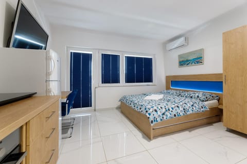 Bed, TV and multimedia, kitchen, air conditioner
