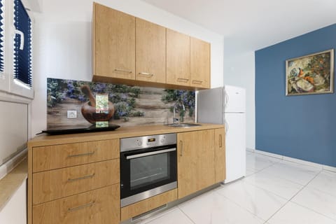 Kitchen or kitchenette, oven, stove