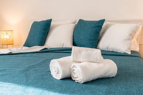 Bed, Photo of the whole room, Bedroom, towels