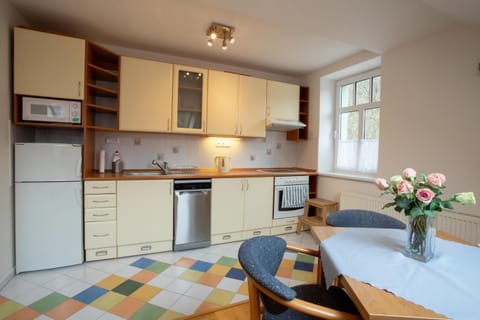 Kitchen or kitchenette, Dining area, dishwasher, minibar