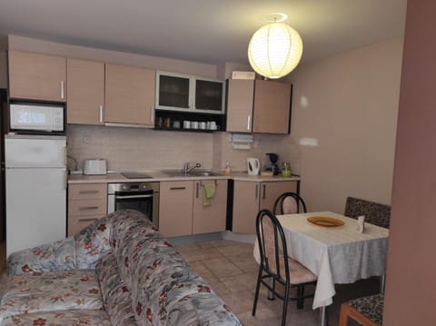 Coffee/tea facilities, Kitchen or kitchenette, Dining area, dishwasher, minibar, oven, stove, toaster