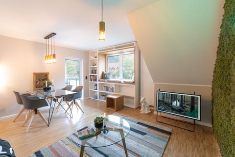 TV and multimedia, Living room, Seating area, Dining area, Evening entertainment