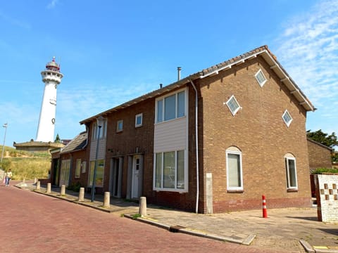 Property building, Day, Landmark view, Parking