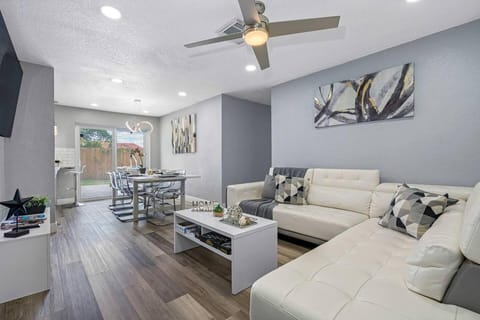 Heated Pool Home w PlayStation 5 & Games! House in Largo