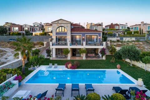 Property building, Day, Garden view, Pool view, Swimming pool