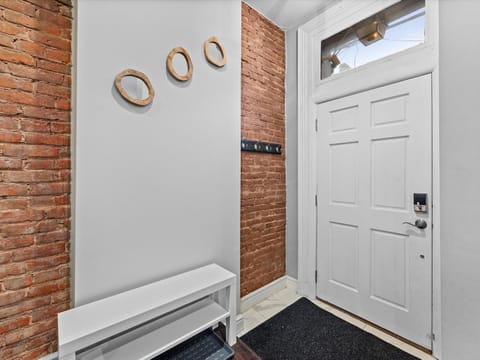 Stylish 4 Bedroom Loft Home, North Shore, City Skyline View Close to NHL, NFL House in Pittsburgh