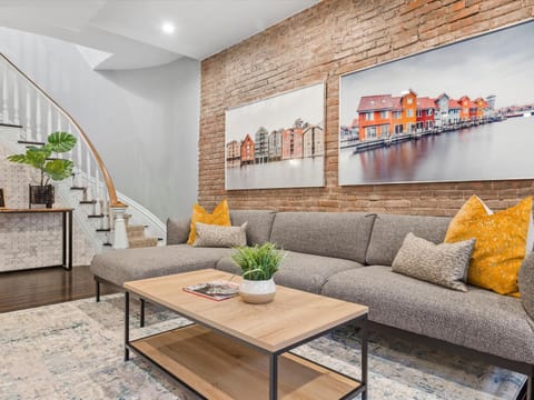 Stylish 4 Bedroom Loft Home, North Shore, City Skyline View Close to NHL, NFL House in Pittsburgh