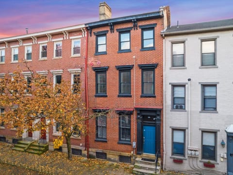 Stylish 4 Bedroom Loft Home, North Shore, City Skyline View Close to NHL, NFL House in Pittsburgh