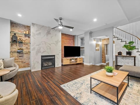 Stylish 4 Bedroom Loft Home, North Shore, City Skyline View Close to NHL, NFL House in Pittsburgh