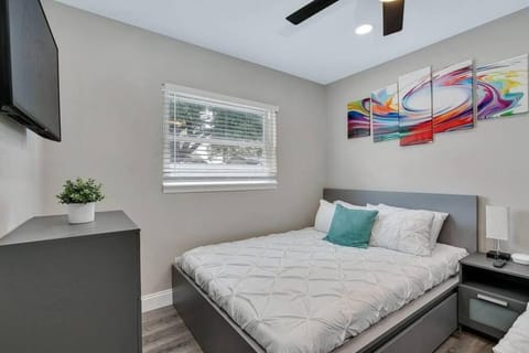 Immaculate & Cozy Entire Heated Pool House House in Town N Country