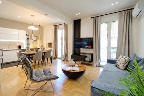 TV and multimedia, Kitchen or kitchenette, Living room, Seating area, Dining area