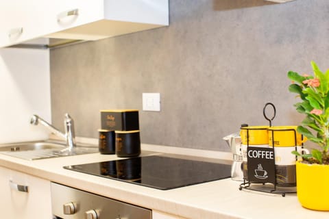 Coffee/tea facilities, Kitchen or kitchenette, Parking, dishwasher, internet, locker, pet friendly, stove, kitchen, elevator