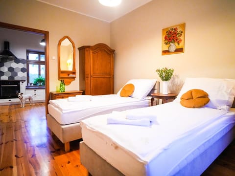 Facade/entrance, Bed, Living room, Photo of the whole room, Decorative detail, Seating area, Bedroom, hair dresser, towels, wardrobe