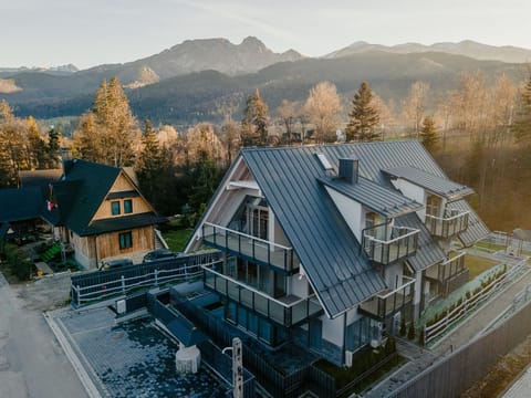 Property building, Garden, Garden view, Mountain view, Street view, Parking